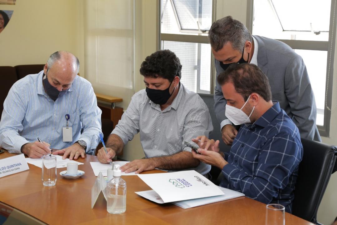Foto 8 de 11 — Prefeitura articula instalação de Poupatempo e construção de casas populares em BES